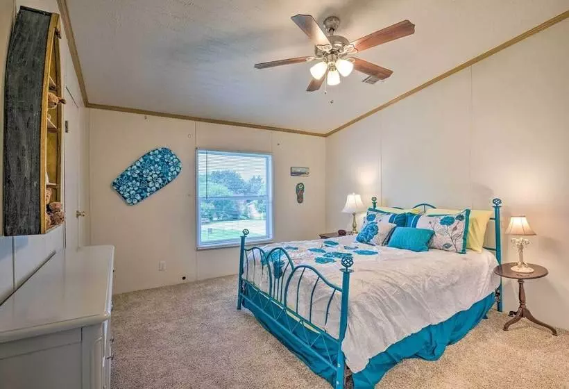 Cedar Creek Lake Access: Retreat W/ Deck