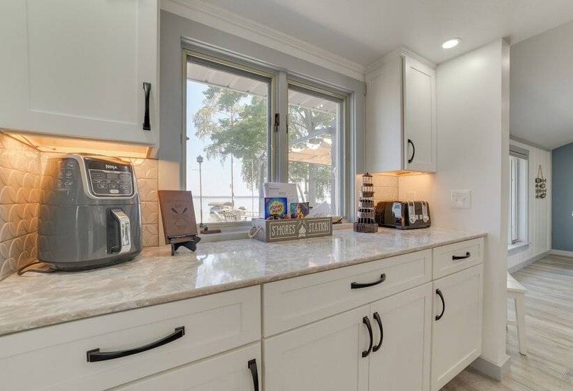 Higgins Lake House & Bunkhouse With Private Dock!