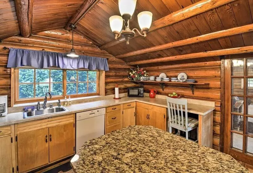 Historic Belfair Cabin Abode On The Hood Canal!