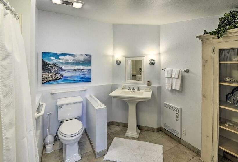 Historic Belfair Cabin Abode On The Hood Canal!