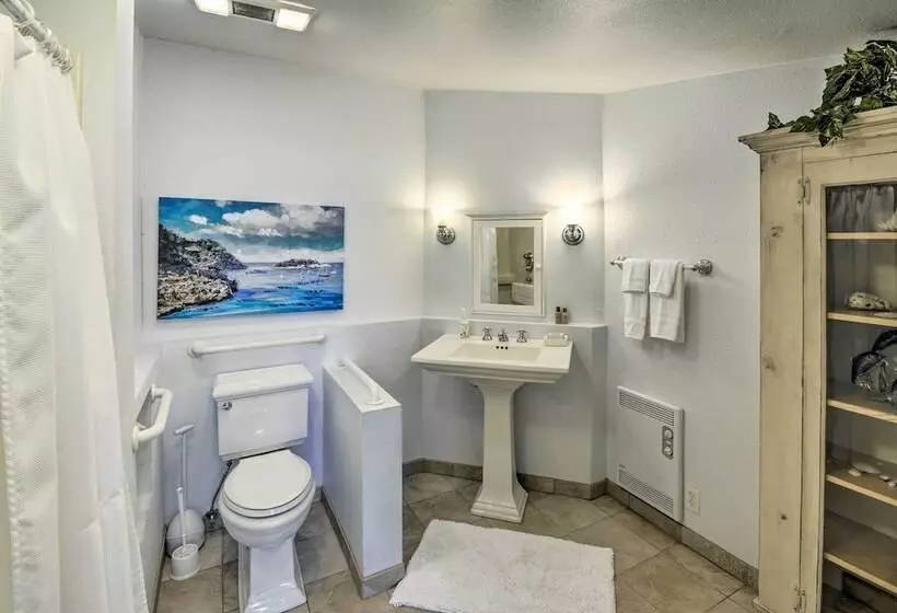 Historic Belfair Cabin Abode On The Hood Canal!