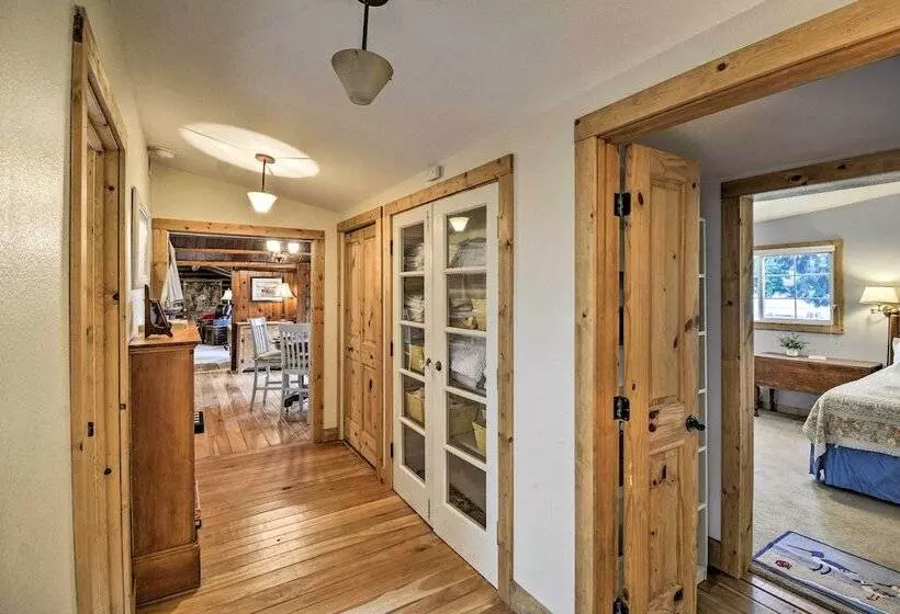 Historic Belfair Cabin Abode On The Hood Canal!