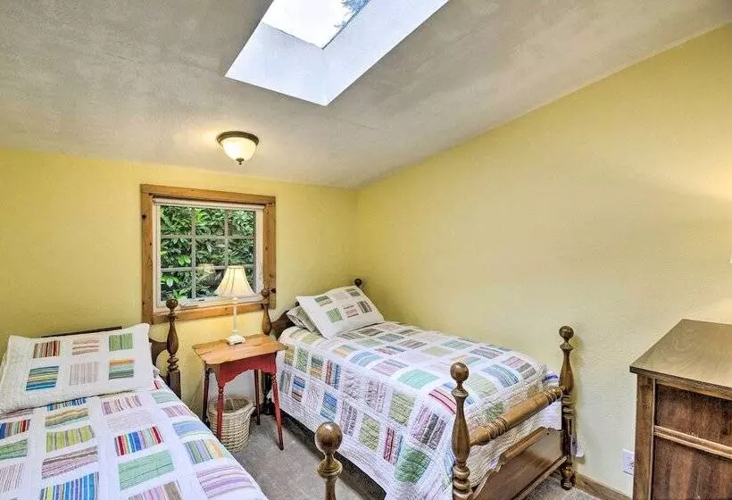 Historic Belfair Cabin Abode On The Hood Canal!