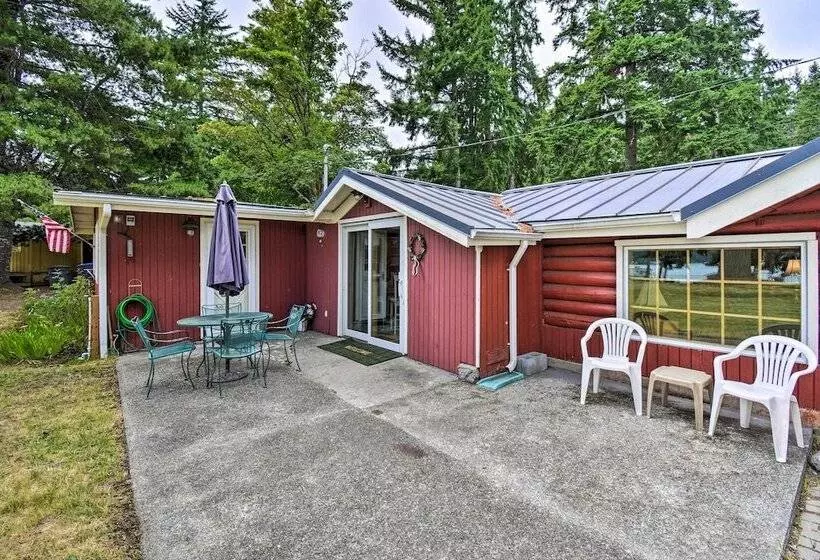 Historic Belfair Cabin Abode On The Hood Canal!
