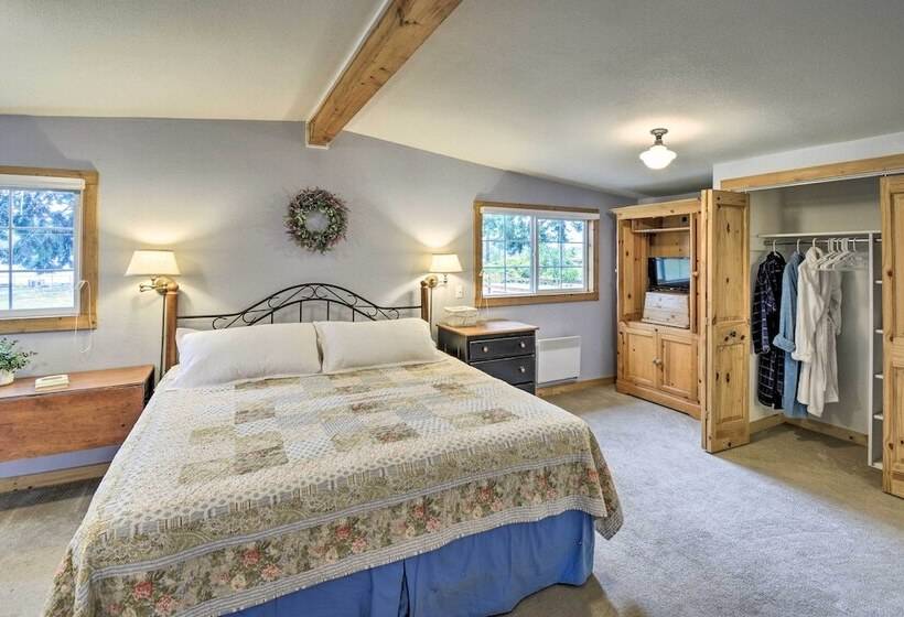 Historic Belfair Cabin Abode On The Hood Canal!