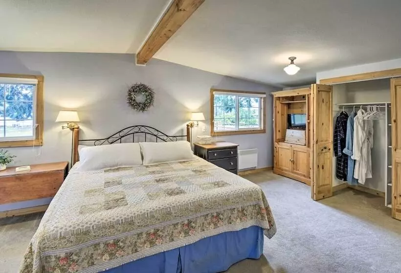 Historic Belfair Cabin Abode On The Hood Canal!