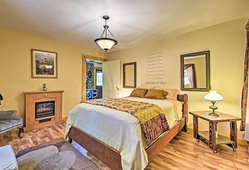 Honey House Cabin    A Quiet Countryside Retreat!