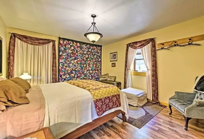 Honey House Cabin    A Quiet Countryside Retreat!