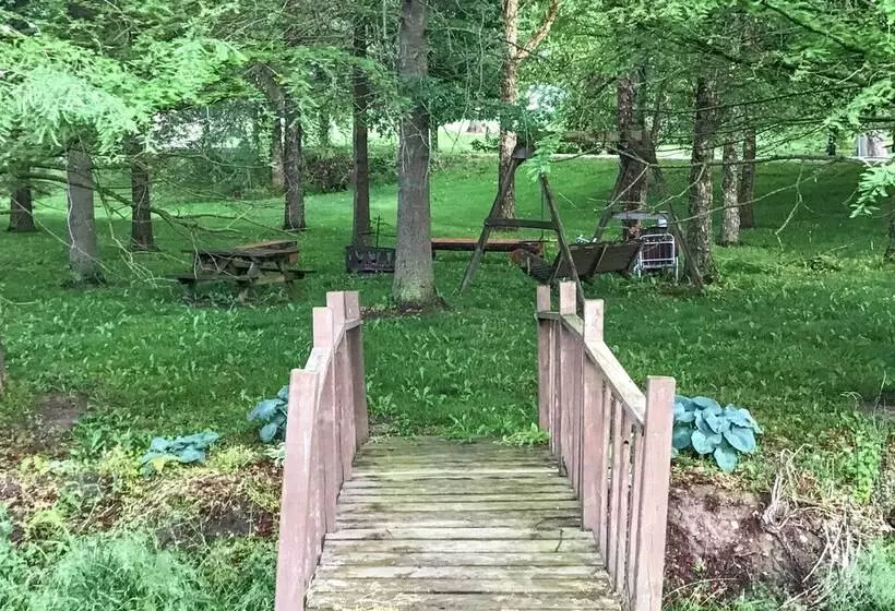 Honey House Cabin    A Quiet Countryside Retreat!