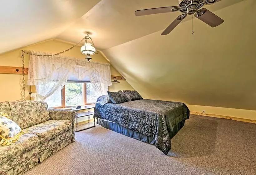 Honey House Cabin    A Quiet Countryside Retreat!