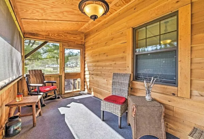 Honey House Cabin    A Quiet Countryside Retreat!