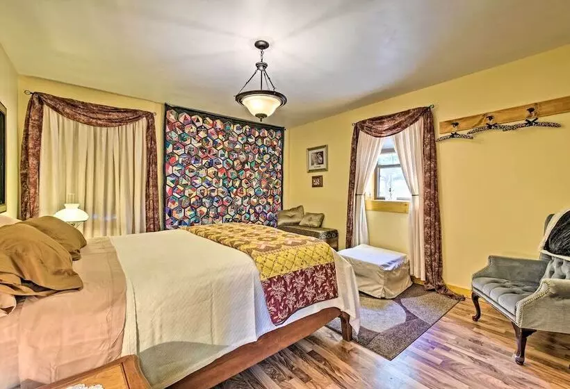 Honey House Cabin    A Quiet Countryside Retreat!