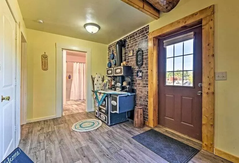 Honey House Cabin    A Quiet Countryside Retreat!