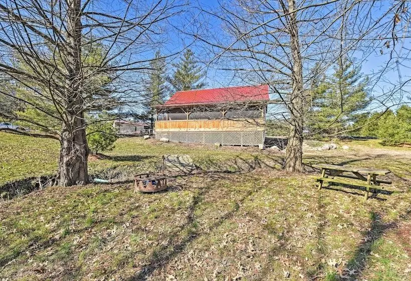 Honey House Cabin    A Quiet Countryside Retreat!