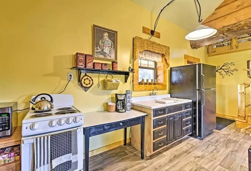 Honey House Cabin    A Quiet Countryside Retreat!