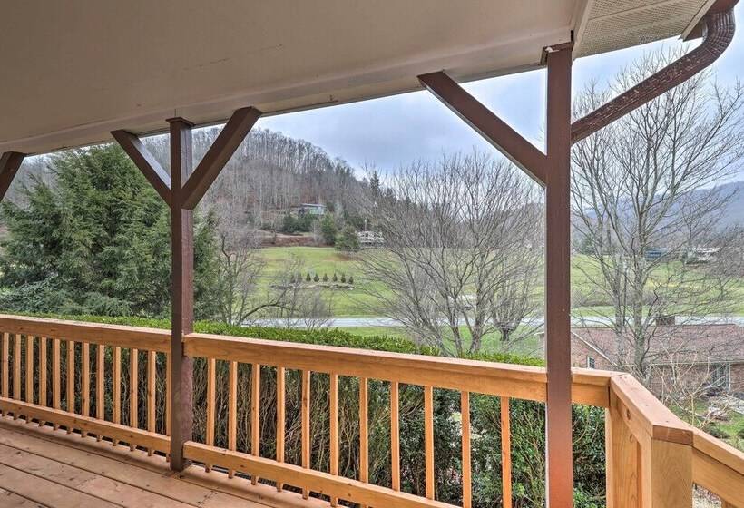 Hot Tub & Fire Pit At Luxe Blue Ridge Bungalow