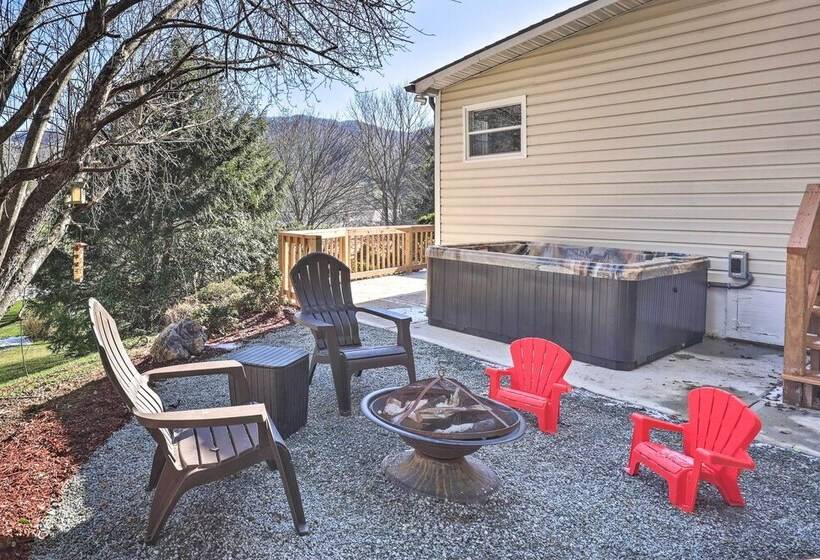 Hot Tub & Fire Pit At Luxe Blue Ridge Bungalow