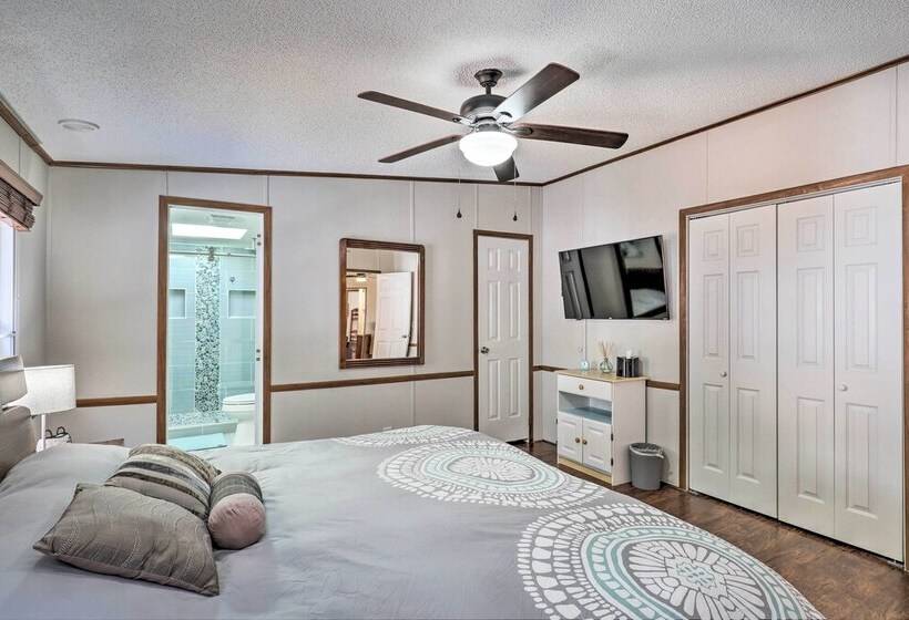 Hot Tub & Fire Pit At Luxe Blue Ridge Bungalow