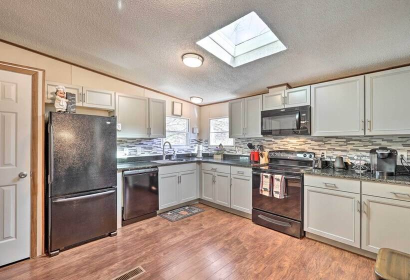 Hot Tub & Fire Pit At Luxe Blue Ridge Bungalow