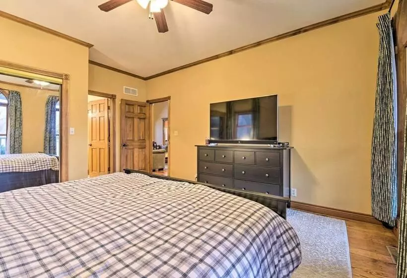 Huge Family Home W/ Pool   13 Mi To Lake Michigan!