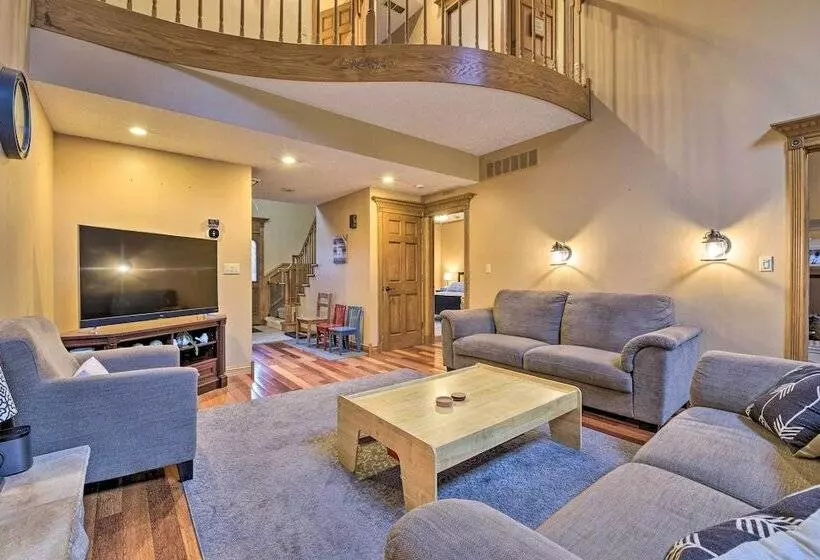 Huge Family Home W/ Pool   13 Mi To Lake Michigan!