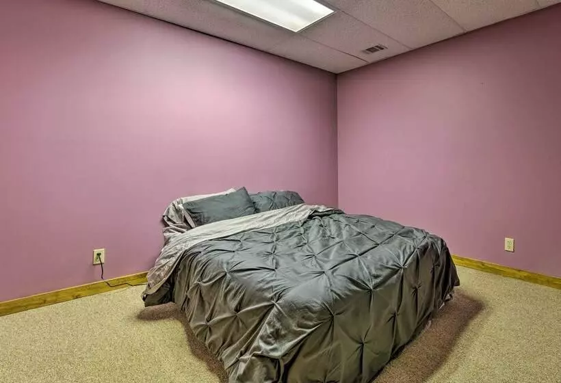 Huge Family Home W/ Pool   13 Mi To Lake Michigan!