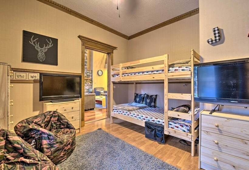 Huge Family Home W/ Pool   13 Mi To Lake Michigan!