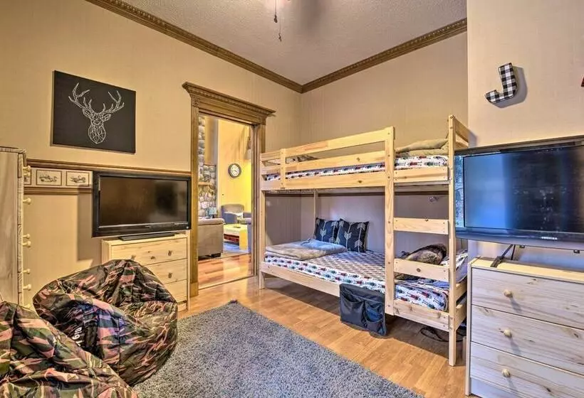 Huge Family Home W/ Pool   13 Mi To Lake Michigan!