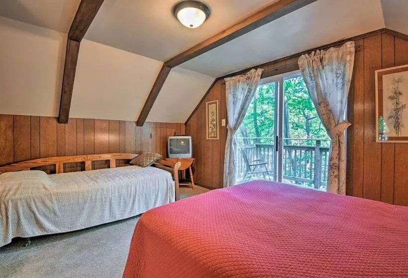 Deck & Big Boulder Views: Lake Harmony House!