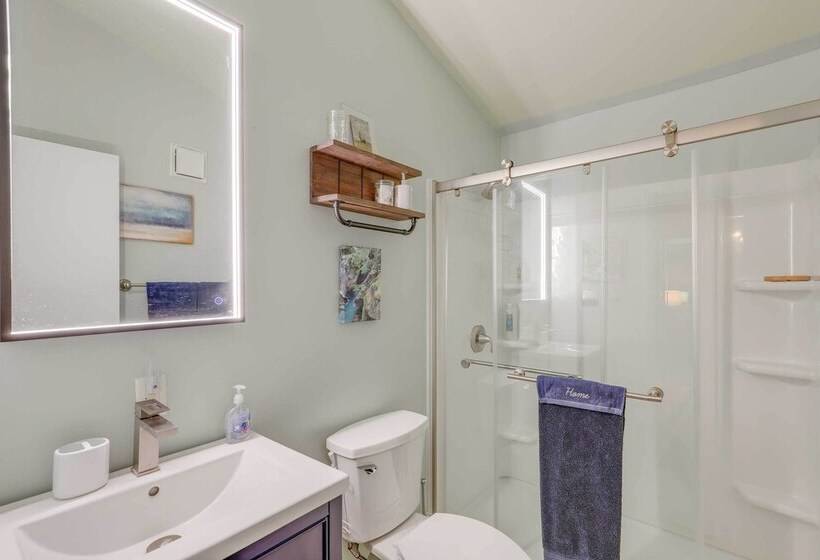 Mountaintop Mars Hill Cabin W/ Wraparound Deck!