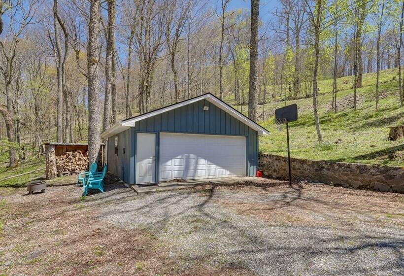 Mountaintop Mars Hill Cabin W/ Wraparound Deck!