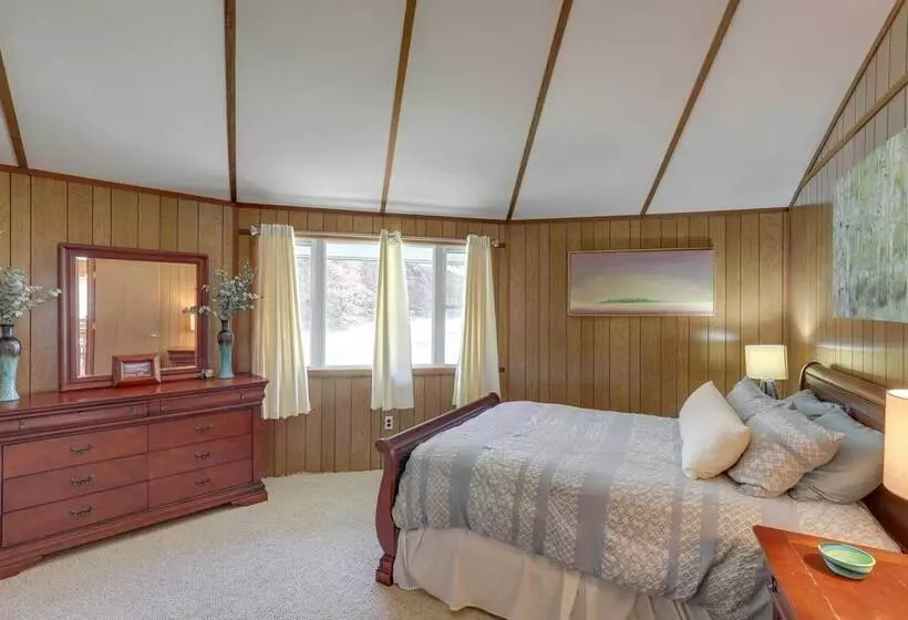 Mountaintop Mars Hill Cabin W/ Wraparound Deck!