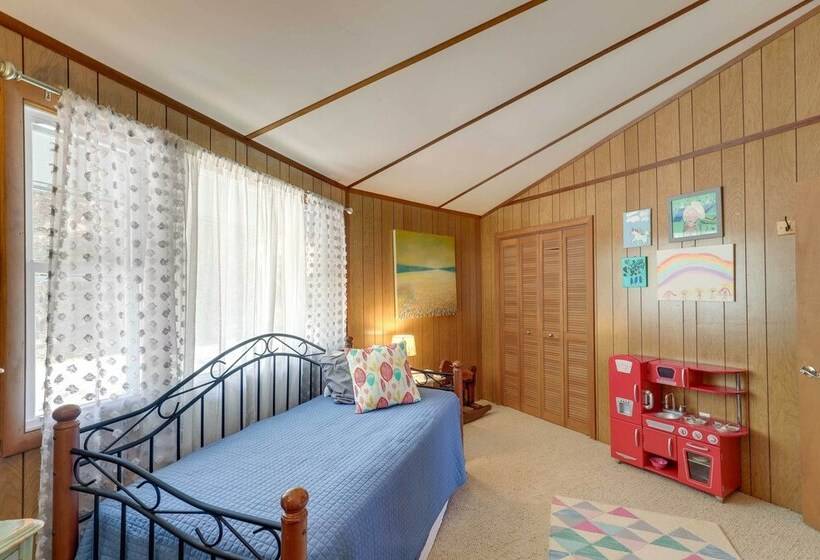 Mountaintop Mars Hill Cabin W/ Wraparound Deck!