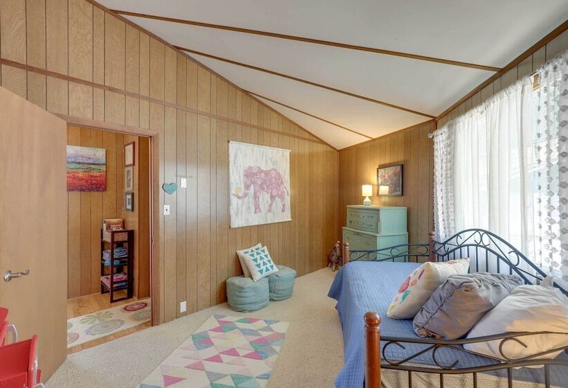 Mountaintop Mars Hill Cabin W/ Wraparound Deck!