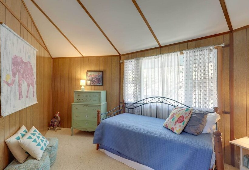 Mountaintop Mars Hill Cabin W/ Wraparound Deck!