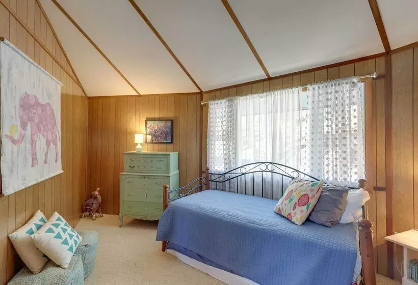 Mountaintop Mars Hill Cabin W/ Wraparound Deck!