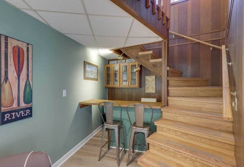 Mountaintop Mars Hill Cabin W/ Wraparound Deck!