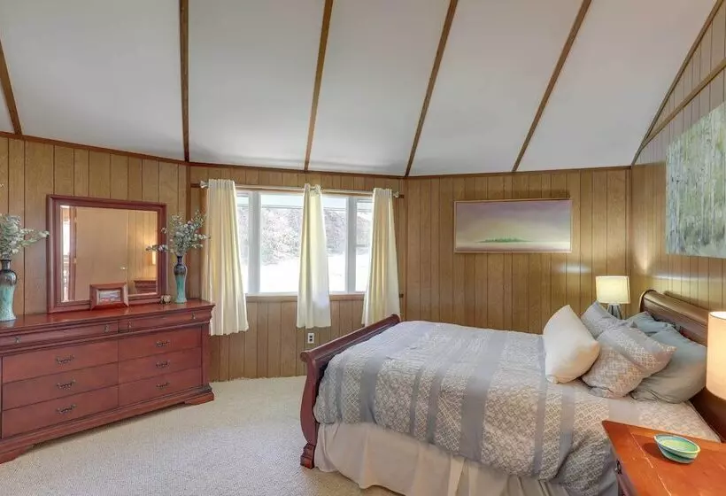 Mountaintop Mars Hill Cabin W/ Wraparound Deck!