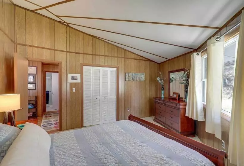 Mountaintop Mars Hill Cabin W/ Wraparound Deck!