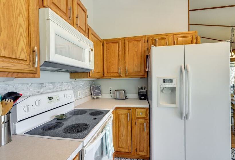 Mountaintop Mars Hill Cabin W/ Wraparound Deck!