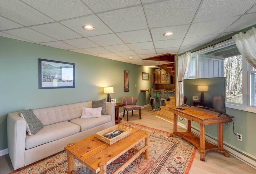 Mountaintop Mars Hill Cabin W/ Wraparound Deck!