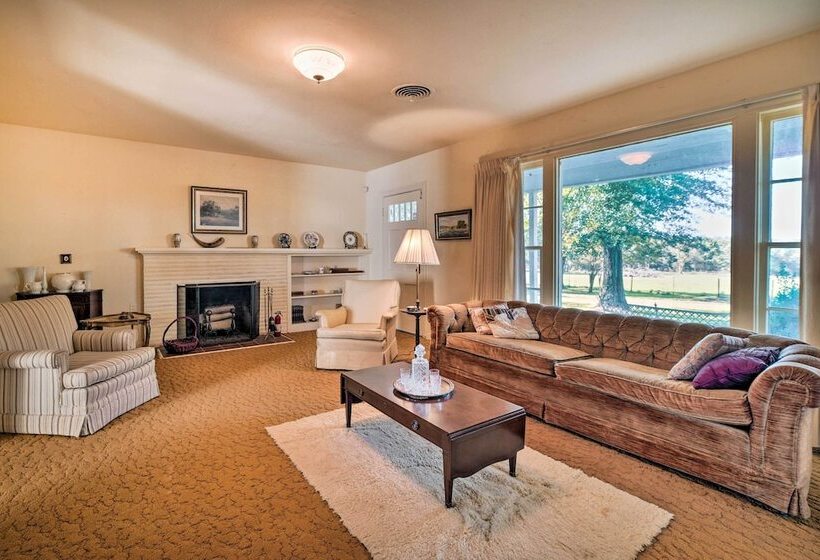 Pet Friendly Navasota Ranch House W/ Arcade!