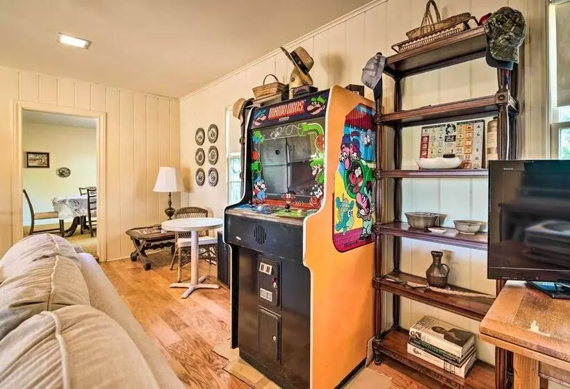 Pet Friendly Navasota Ranch House W/ Arcade!