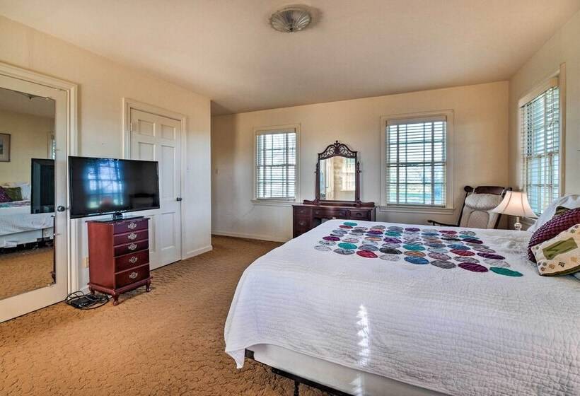 Pet Friendly Navasota Ranch House W/ Arcade!