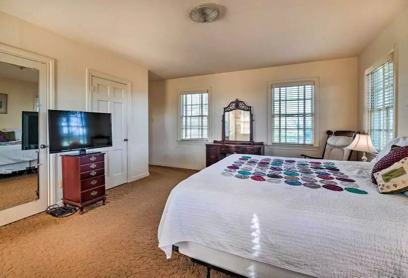 Pet Friendly Navasota Ranch House W/ Arcade!