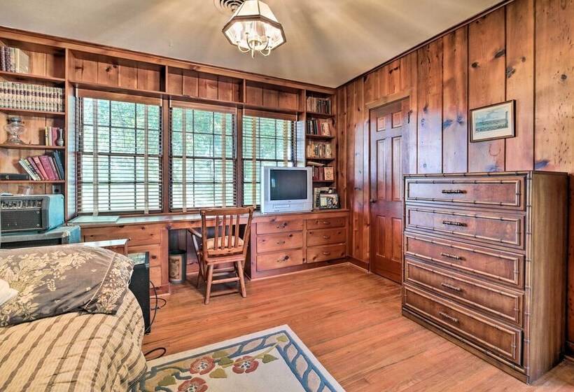 Pet Friendly Navasota Ranch House W/ Arcade!