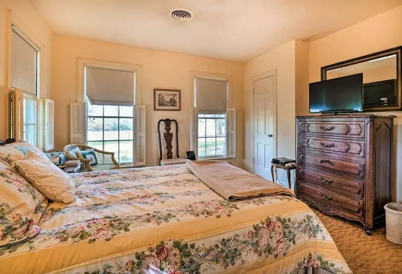 Pet Friendly Navasota Ranch House W/ Arcade!