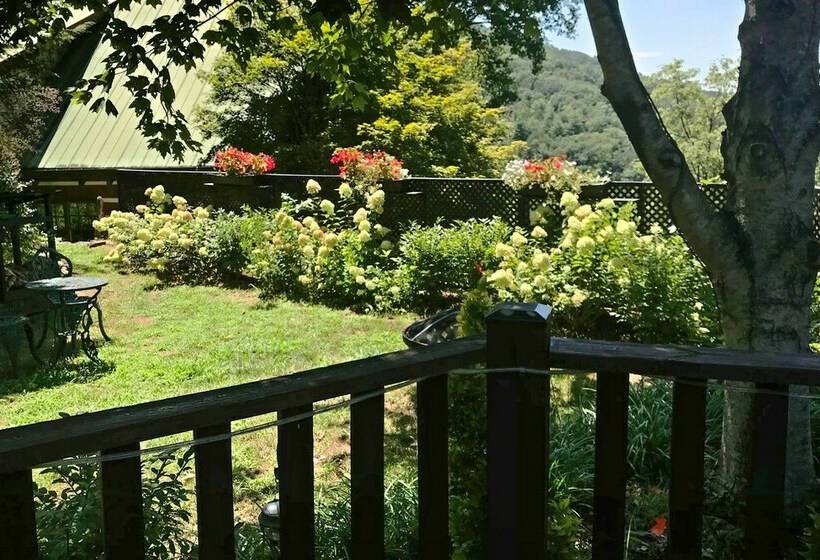 Quaint Bryson City Cottage W/ Smoky Mountain Views