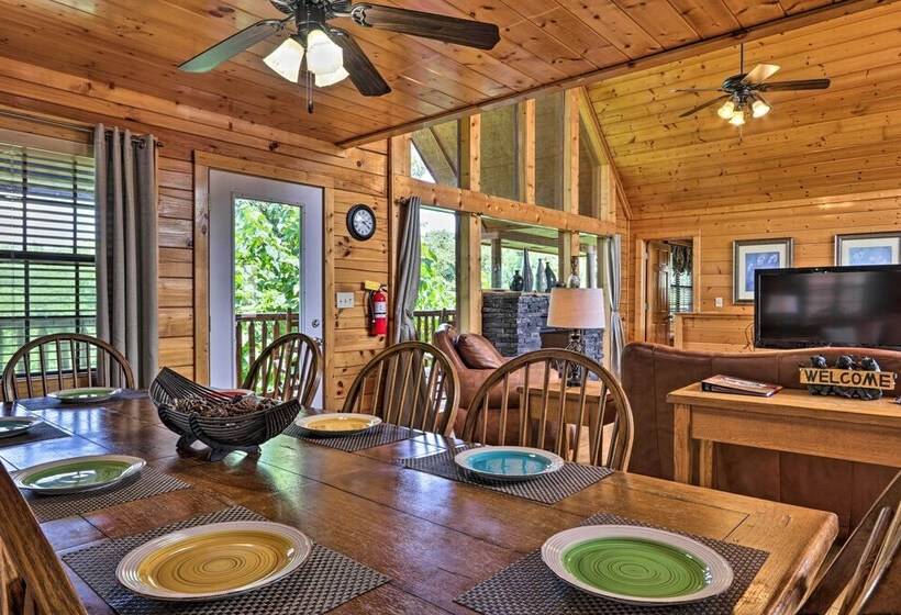 Sevierville Cabin W/ Games, Hot Tub & 4 King Beds!