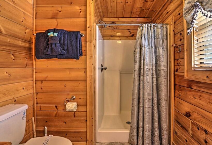 Sevierville Cabin W/ Games, Hot Tub & 4 King Beds!